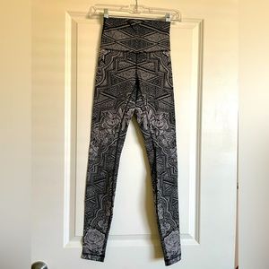 Lululemon Wunder Under High-Rise Tight 28” in Black and White Mandala with Roses
